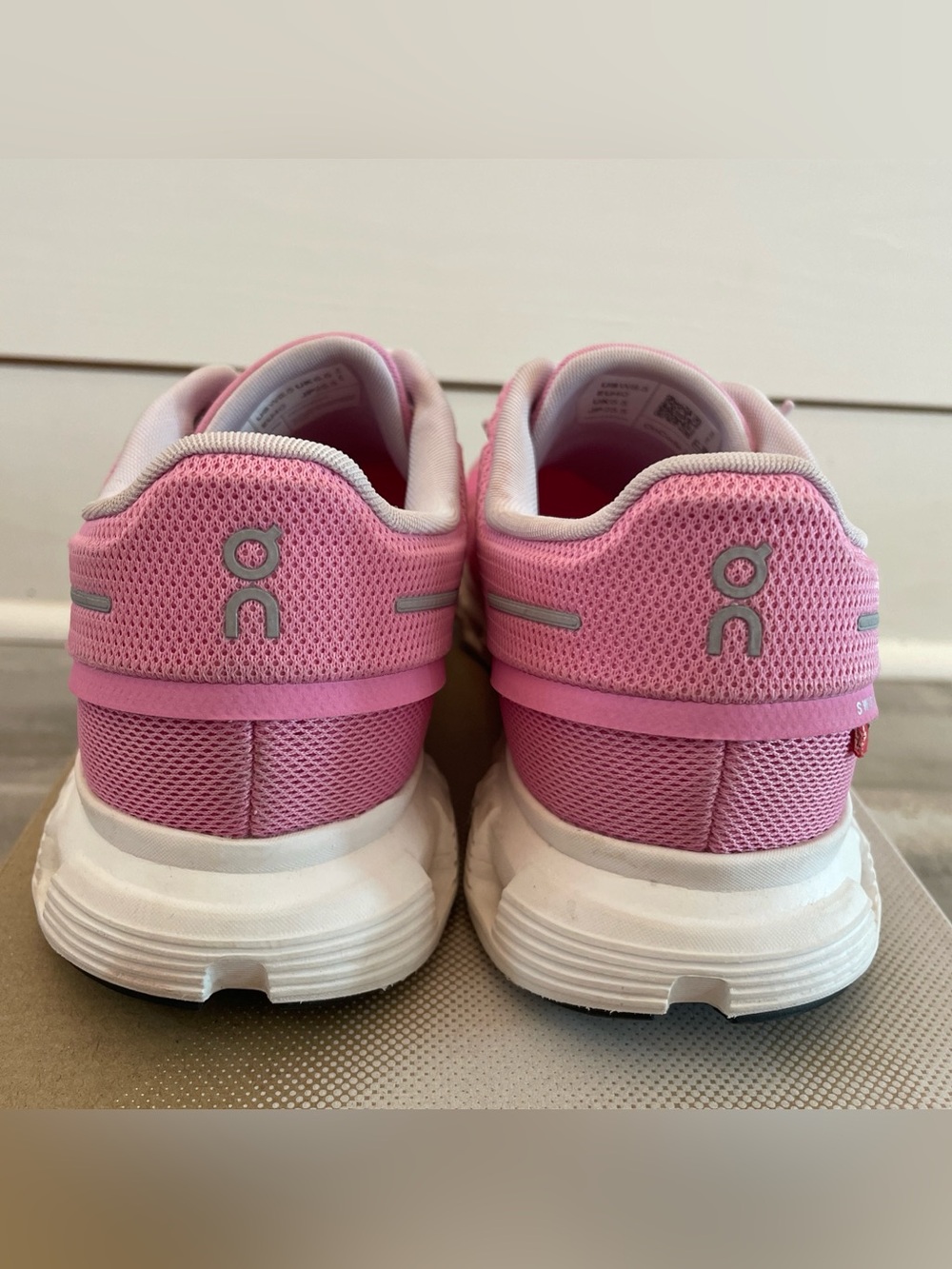 On Running Women's Cloud 6 Raspberry/White Women’s 8.5 Tennis Shoes - Picture 8 of 12